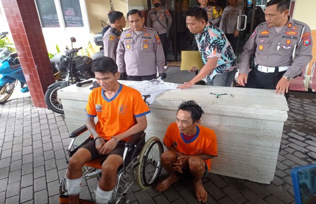 Foto: satu dari dua tersangka yang tertembak dipamerkan oleh Kapolsek Tegalsari Surabaya