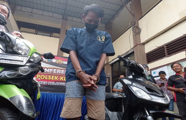 Foto: tersangka dan dua motor hasil curianya di pamerkan polisi didepan awak media. Kamis (26/01).