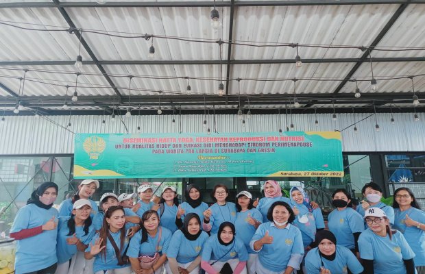 Foto : Tim PKM Dosen Unesa mendiseminasikan hatha yoga, kesehatan reproduksi, dan nutrisi kepada wanita pra lansia di Surabaya dan Gresik.