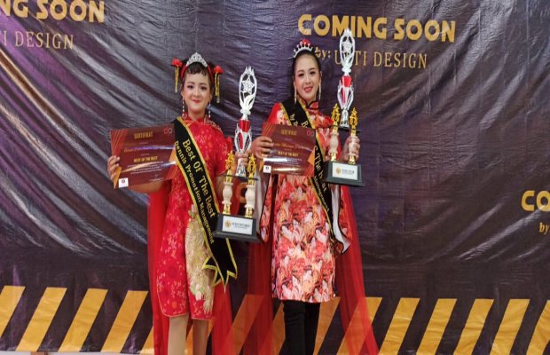 Foto: Alfridha dan Belinda saat memegang piala Lomba Fashion show Busana Spesial Imlek 2023