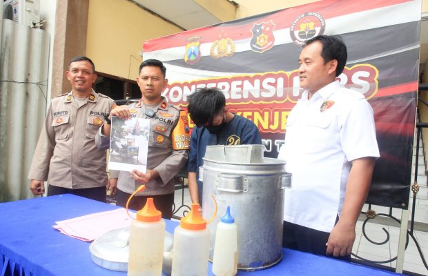 Foto: tersangka Jordi saat dipemerkan kesejulah media oleh polisi di Mapolsek Kenjeran Surabaya