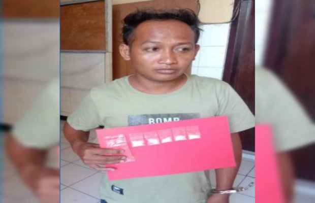 Foto: tersangka berikut barang buktinya saat dibawa kepolsek kenjeran surabaya