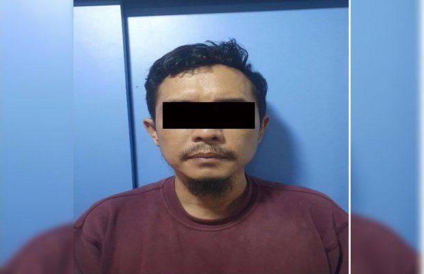 Foto: tersangka dan barang buktinya saat diamankan oleh petugas kepolres pelabuhan tanjung perak surabaya