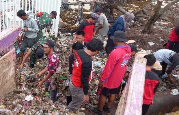 Foto: Pemdes Masalima bergotong royong membersihkan sampah di Pantai Dermaga Desa Masalima, Kecamatan Masalembu