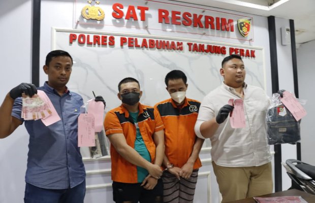 Foto: dua tersangka ditengah didampingi Kasat Reskrim dan kanit Jatanras Polres Pelabuhan Tanjung Perak Surabaya