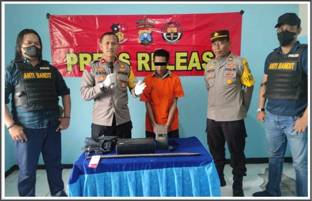 Foto: Tersangka diapit Kapolsek dan Kanit Reskrim Tenggilis Mejoyo Surabaya saat Pres Riliase. Rabu (01/02).
