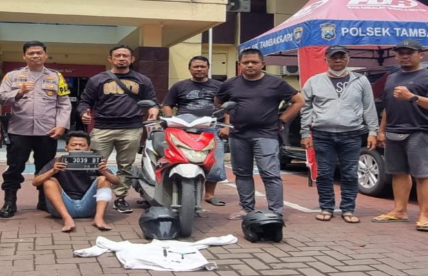Foto : tersangka dibawah dan dibelakangnya Kapolsek Tambaksari surabaya bersama anggotanya 