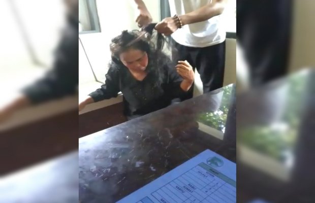 Foto: tersangka saat diamankan petugas pos penjaga makam