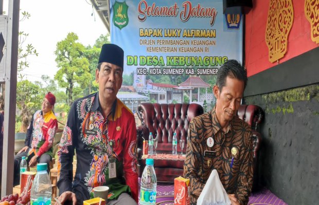 Foto: Kepala Dinas Pemberdayaan Masyarakat dan Desa (DPMD) Sumenep Anwar Syahroni Yusuf (kiri) bersama Kepala Desa Kebunagung Bustanul Affa usai kegiatan bersama Dirjen Perimbangan Keuangan