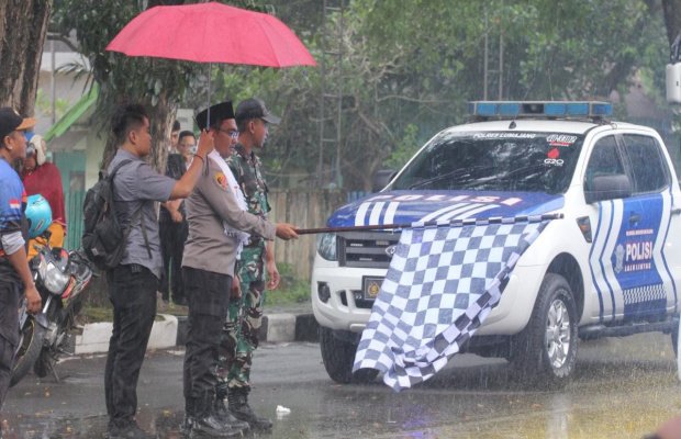 Foto : pemberangkatan didera hujan deras