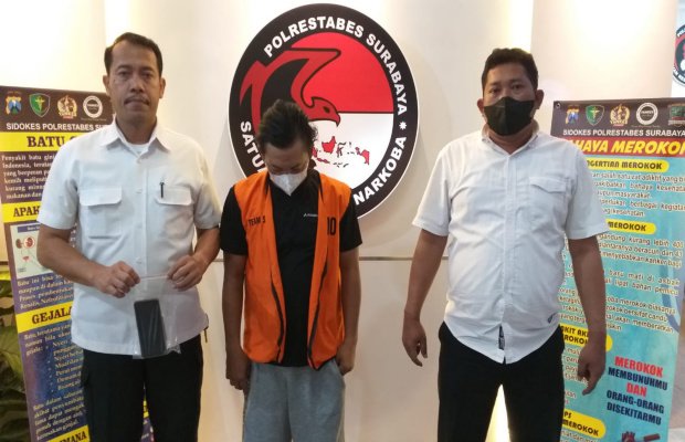 Foto: Tersangka dan barang buktinya saat dibawa petugas Ke Polrestabes Surabaya 