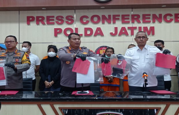 Foto: Polda Jatim dan Polresta Banyuwangi Saat merilis 4 pelaku yang jadi otak keributan 