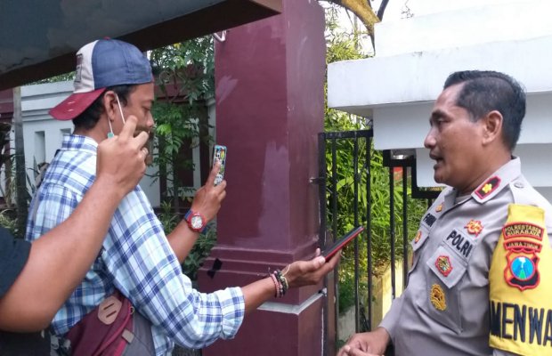 Foto : Kasi Humas Polrestabes Surabaya Kompol Mohammad Fakih Saat diwawancara, Rabu (08/02).