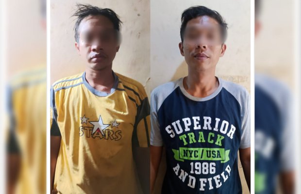 Foto: Dua tersangka dan barang buktinya saat ditangkap dirumahnya jalan Sambongan Surabaya 