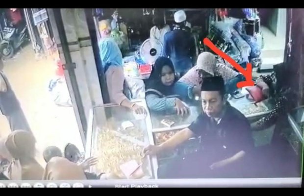 Foto: tangkapan layar video CCTV yang beredar, terduga pelaku menggasak gelang emas di Toko Emas di Pasar Candi, Dungkek, Sumenep.
