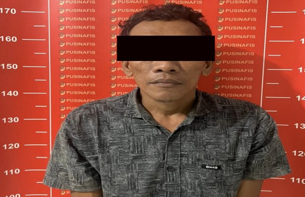 Foto : Tersangka saat berada di polres Pelabuhan Tanjung Perak Surabaya 