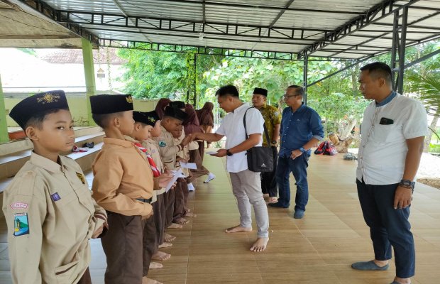 Foto: Pemberian santunan kepada anak oleh Ketua PWI Sumenep