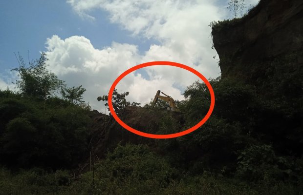 Foto: Terlihat jelas Tiga alat  berat di lokasi