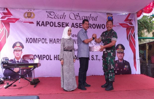 Foto: Kapolsek Asemrowo Kompol Hary Kurniawan saat mwnerima cendra mata dari Danramil Tandes Mayor Hery