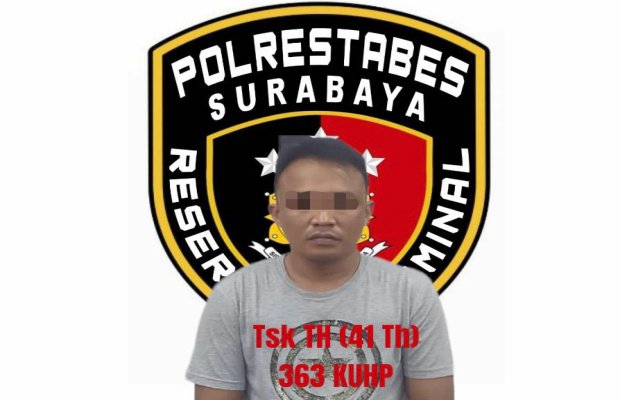 Foto: Tersangka TH dan barang buktinya saat berada di Mako Polrestabes Surabaya 