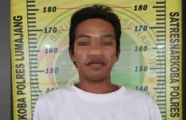 Foto : tersangka 'AY'