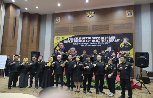 Foto : Bersama anggota granat