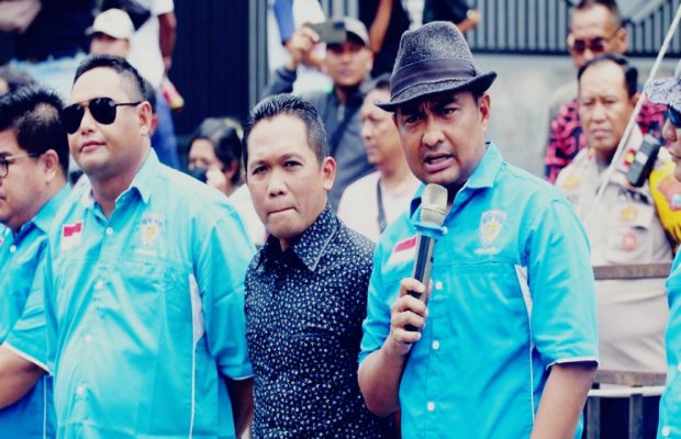 Foto : Kapolres Lumajang AKBP Boy J.S ( kanan, memegang microphone )