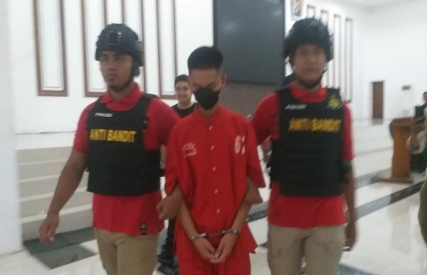 Foto: tersangka saat dipamerkan oleh petugas berikut barang buktinya didepan sejumlah wartwan 