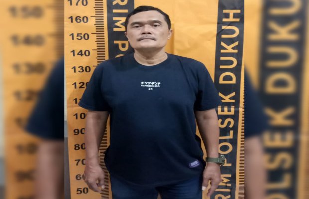 Foto: tersangka beserta barang buktinya saat berada di Polsek Dukuh Pakis Surabaya 