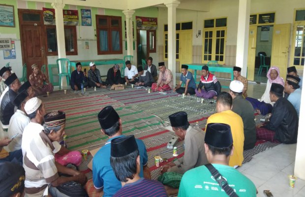 Foto: Warga Istighazah dulu di Masjid Zainal Abidin Kampung Tapakerbau sebelum ke Balai Desa Gersik Putih