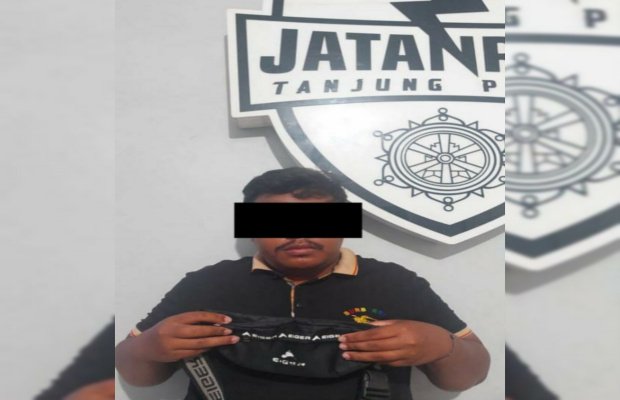 Foto: tersangka saat diamankan angota Jatanras Polres Pelabuhan Tanjung Perak Surabaya 