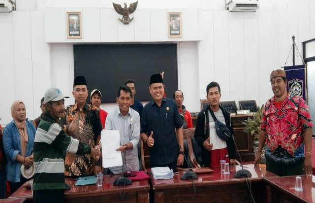 Foto : suasana pasca berdisiplin, ( bertopi abu - abu warga Desa Burno ) dan kemeja abu - abu ( Bukasan Wakil Ketua DPRD Kabupaten Lumajang )