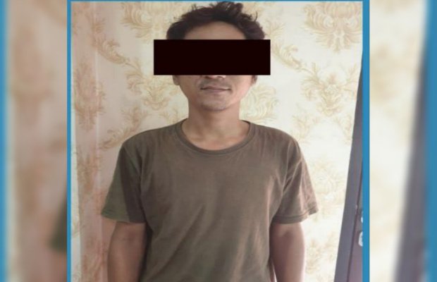 Foto: Tersangka dan barang buktinya saat diamankan petugas Resnarkoba Polres Pelabuhan Tanjung Perak Surabaya 