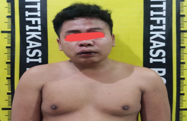 Foto : tersangka beserta barang buktinya saat diamankan dan dibawa oleh petugas ke kantor polisi 