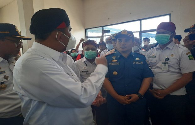 Foto: Bupati Sumenep Ahmad Fauzi saat meninjau dan memberi arahan mengenai pemberangkatan calon penumpang yang tertahan di Pelabuhan Kalianget