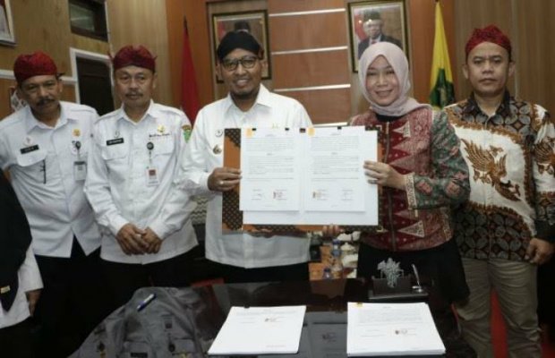 Foto: Penandatanganan kerja sama kedua belah pihak dilakukan Direktur Bisnis Kurir & Logistik Pos Indonesia Siti Choiriana dan Bupati Sumenep Achmad Fauzi