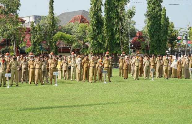 Foto: Bupati saat memimpin Apel Gabungan, di halaman Kantor Pemkab Sumenep