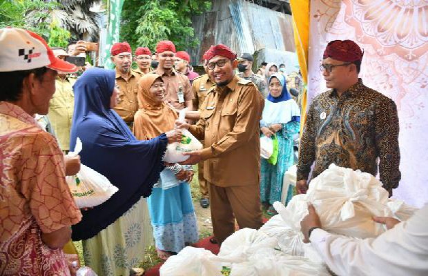 Foto: Bupati Sumenep Achmad Fauzi didampingi Direktur Utama BPRS Bhakti Sumekar saat melakukan operasi pasar di Desa Kalianget Barat