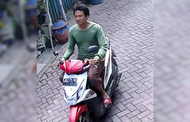 foto: tersangka yang kini sudah diamankan oleh anggota Polsek Kenjeran Surabaya 