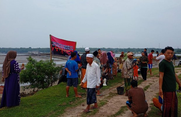 Foto: warga Desa Gersik Putih Kecamatan Gapura, Sumenep melakukan aksi menolak rencana pembangunan tambak garam di kawasan pesisir pantai