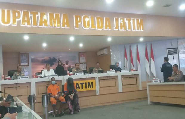 Foto: Kapolda Jatim Irjen Pol Toni Harmanto. dimintai keterangan oleh sejumlah wartwan saat Confrensi Press 
