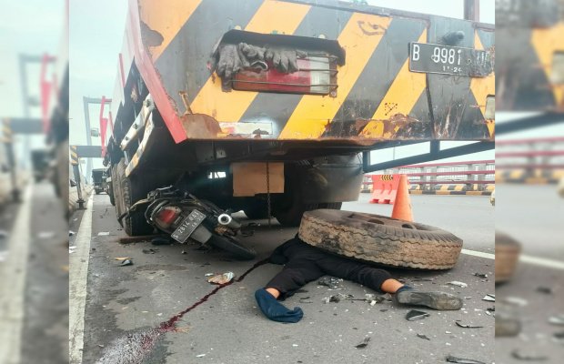 Foto: korban sebelum dievakuasi dibawah kolom bak truk di jembatan Suramadu