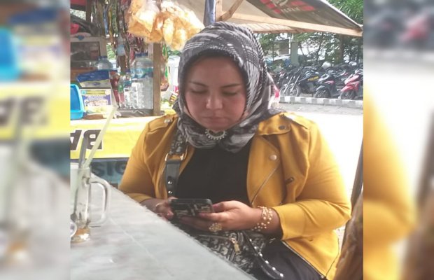 Foto: Siti Nur Halima saat mengadu ke Memoonline.co.id di warung depan Polres Tanjung Perak Surabaya 