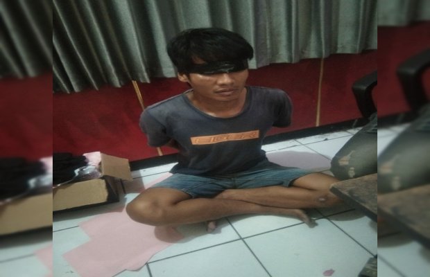 Foto: Tersangka saat diintrograsi petugas di Mapolsek Kenjeran Surabaya dengan mata tertutup