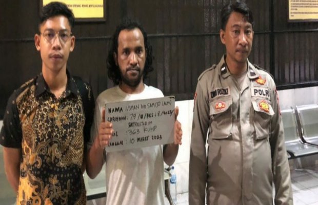 Foto: Tersangka diapit dua petugas dari kepolisian 
