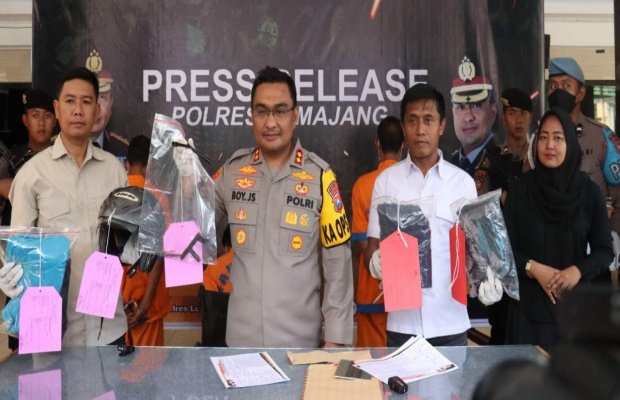 Foto : Kapolres Lumajang didampingi Kasat Reskrim Polres Lumajang ( kemeja putih ), tunjukkan barang bukti