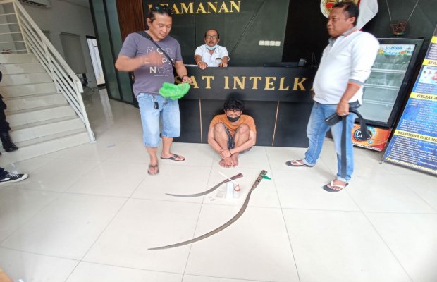 Foto: Tersangka dan barang buktinya saat dilakukan pemeriksaan di Mako