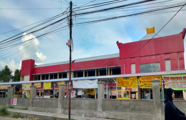 Foto : Tampak Dari Depan Pasar Tradisional Kecamatan Lenteng, Kabupaten Sumenep, Pada Sore Hari
