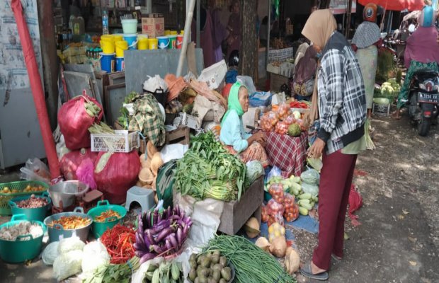 Foto: Pembeli Sedang Melakukan Tawar Menawar di Pasar Anom Sumenep