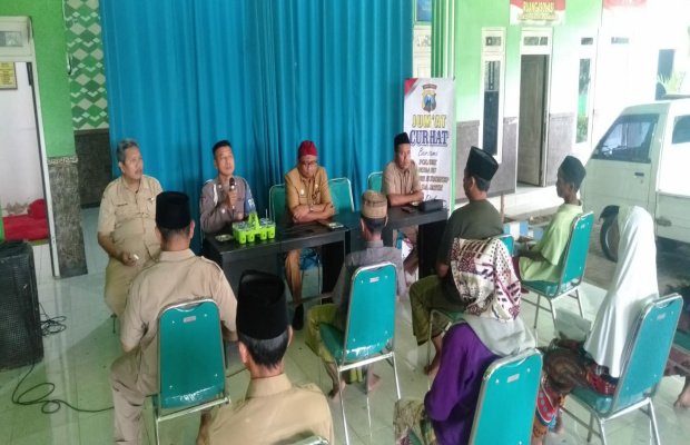 Foto: Polsek Rubaru Gelar "Jumat Curhat" Bersama OPD Terkait di Balai Desa Banasare, Jumat, 17/03/2023.